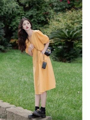 女装夏季多巴胺裙子减龄显瘦长裙法式黄色V领收腰a字连衣裙高级感