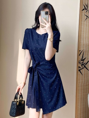 法式小香风蓝色连衣裙女夏季2025新款高级感气质显瘦收腰褶皱裙子