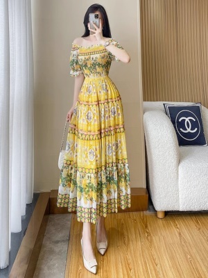 波西米亚沙滩长裙子女夏季新款高端气质度假碎花雪纺一字领连衣裙