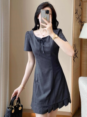 时尚高端气质职业通勤灰色OL连衣裙女2025夏季新款百褶裙子小个子