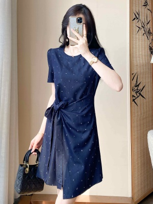 法式小香风蓝色连衣裙女夏季2025新款高级感气质显瘦收腰褶皱裙子