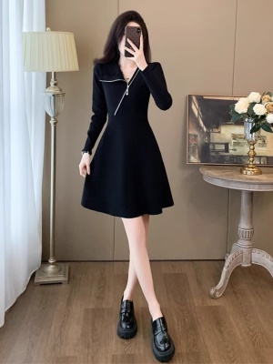 黑色针织内搭毛衣连衣裙秋冬小个子气质修身短款法式赫本风小黑裙