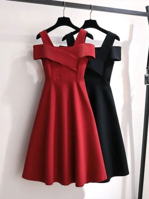 吊带修身显瘦露肩黑色连衣裙子女夏季小个子气质礼服高级感小黑裙