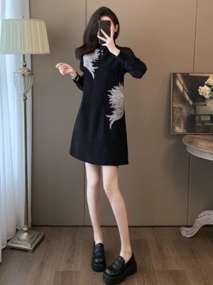 新中式刺绣盘扣改良旗袍连衣裙女秋冬新款复古国风小黑裙宽松显瘦