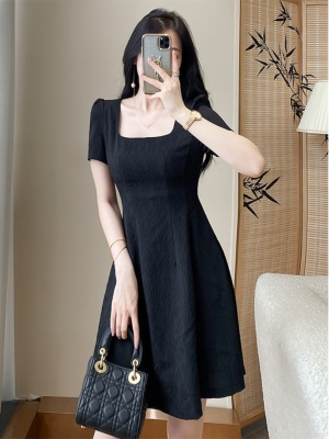 2025新款法式气质方领黑色连衣裙子女装夏季显瘦小个子蓬蓬小黑裙