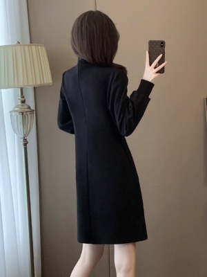 新中式刺绣盘扣改良旗袍连衣裙女秋冬新款复古国风小黑裙宽松显瘦