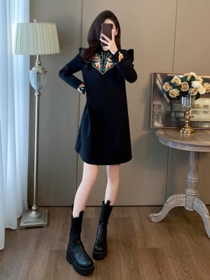 新中式国风女装刺绣连衣裙女秋冬2025新款高级感超好看气质小黑裙