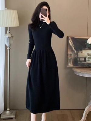 秋冬季修身显瘦毛衣打底内搭连衣裙针织赫本风半高领小黑裙中长款