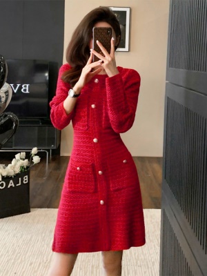 红色小香风毛衣连衣裙秋冬季新款女高级感气质显瘦内搭打底针织裙