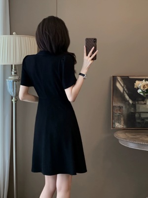 黑色赫本风连衣裙女夏季收腰显瘦气质修身高级感娃娃领拉链小黑裙