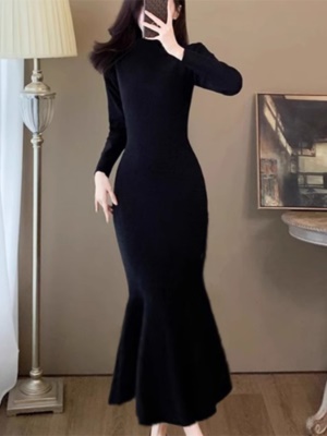 法式赫本风黑色打底针织连衣裙女秋冬季配大衣内搭长款毛衣鱼尾裙