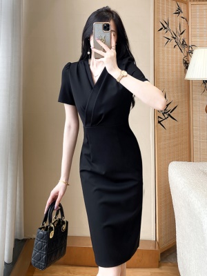 气质包臀V领连衣裙高级感干练职业装短裙女神范修身显瘦小黑裙夏