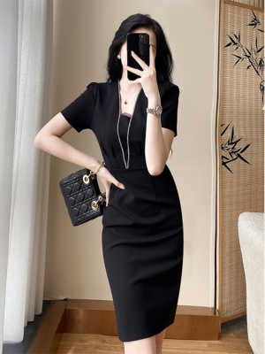 气质收腰包臀黑色连衣裙高级感干练职业赫本风小黑裙夏女神范裙子