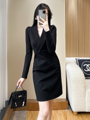 黑色西装裙2025年春季新款女气质显瘦高级感V领职业连衣裙小个子