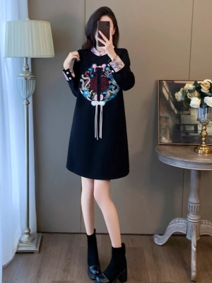 新中式国风刺绣高端精致连衣裙女秋冬季新款高级感宽松显瘦黑裙子