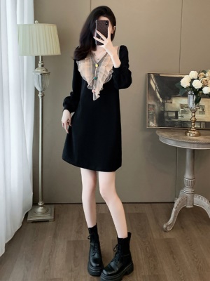 2025秋冬新款收腰显瘦赫本风小黑裙时尚气质黑色V领连衣裙高级感