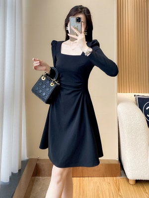 轻奢气质黑色收腰显瘦连衣裙小个子2025秋季新款女装赫本风小黑裙