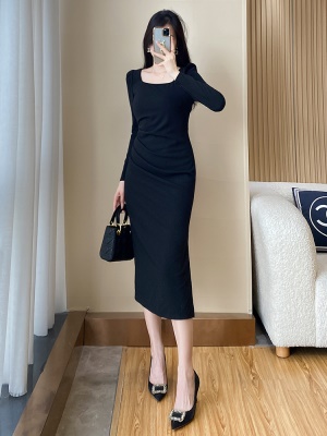 质感轻奢收腰黑色显瘦连衣裙2025年秋季新款女装赫本包臀小黑裙子