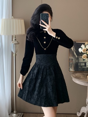 法式小香风丝绒连衣裙女秋冬季新款高级感晚礼服气质赫本风小黑裙