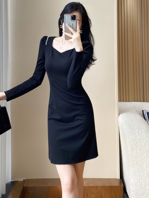 赫本风气质高级感小黑裙2025春季新款女小个子时尚职业包臀连衣裙