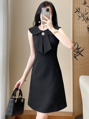 娃娃领无袖连衣裙夏季女名媛修身小礼服轻奢气质显瘦赫本风小黑裙