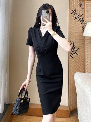 气质包臀V领连衣裙高级感干练职业装短裙女神范修身显瘦小黑裙夏