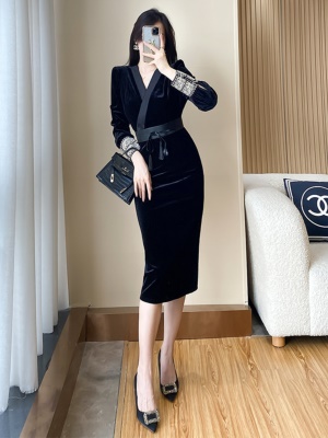 黑色丝绒连衣裙女收腰显瘦包臀名媛气质高端复古晚礼服秋季冬新款