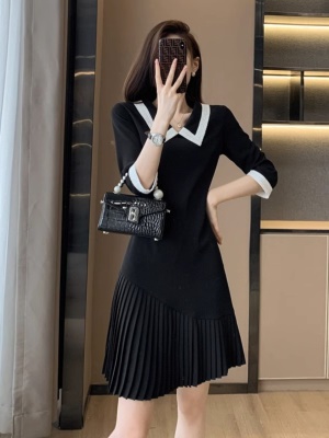 高级感气质收腰显瘦黑色连衣裙女秋季2025新款娃娃领百褶裙小个子