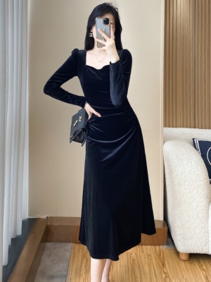 秋季新款法式复古赫本风礼服裙轻奢小众高端丝绒收腰显瘦连衣裙女