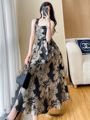 夏季新款显瘦吊带连衣裙赫本风礼服法式高级感背心收腰A字长裙子