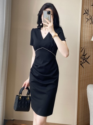 黑色连衣裙2025夏季新款女高级感气质女神范通勤OL显瘦收腰包臀裙