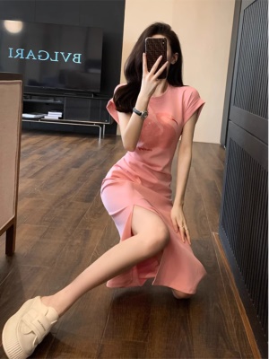 高级感粉色气质连衣裙中长款开叉收腰褶皱遮肚休闲t恤裙子女夏季