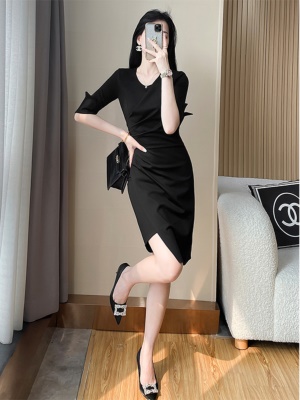 黑色包臀职业OL连衣裙女春夏新款高端V领修身气质皱褶显瘦小黑裙