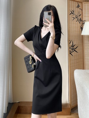 黑色收腰V领连衣裙夏季高端轻奢女装修身显瘦气质通勤赫本小黑裙
