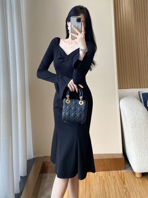 秋冬黑色包臀鱼尾连衣裙女高级感气质修身显瘦轻奢礼服裙高端小众