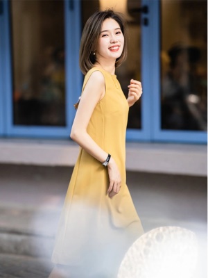 御姐风职业黄色无袖背心连衣裙女夏气质名媛高端女神范高级感裙子