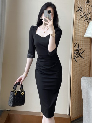 黑色职业中袖包臀连衣裙早秋新款女装高级感赫本风修身显瘦小黑裙