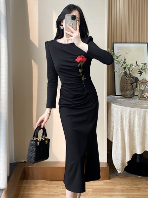 修身显瘦包臀通勤黑色连衣裙女秋装新款轻奢收腰宴会晚礼服中长款