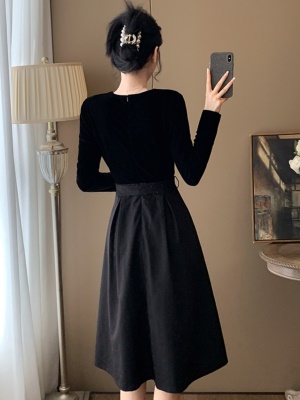 黑色礼服连衣裙秋季新款时尚收腰法式赫本风高级感气质V领小黑裙