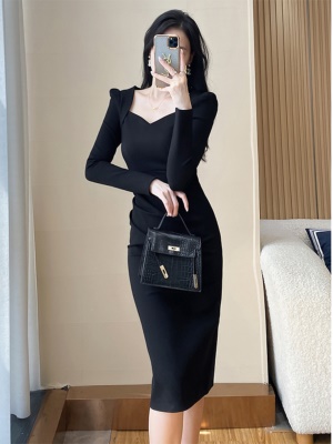 高奢法式赫本风黑色收腰紧身连衣裙2025秋季新款气质名媛中长裙子