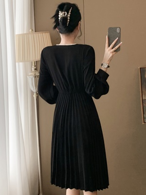 2025早秋季新款时尚小香风气质百褶连衣裙显瘦高级感赫本风小黑裙