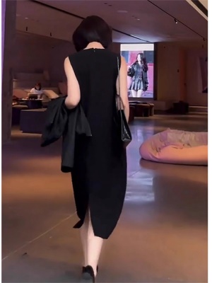 夏季新款黑色背心无袖连衣裙法式气质高端精致宽松显瘦赫本小黑裙