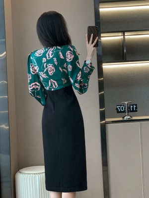 小香风长袖连衣裙女秋季新款收腰显瘦高级感气质v领包臀中长裙子