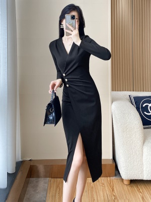 气质法式高端奢华大牌高级感小黑裙长袖开叉黑色职业连衣裙秋冬季