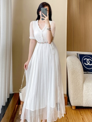 2025夏季新款女士白色V领雪纺连衣裙气质收腰显瘦法式高级感长裙