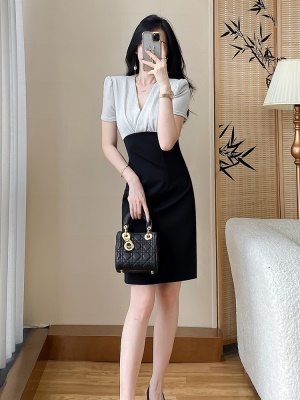 高端质感黑色V领职业包臀连衣裙气质女夏季高级感短袖礼服小黑裙