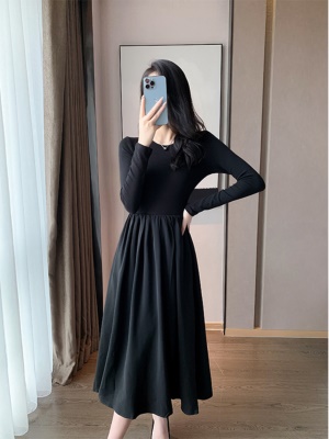 黑色针织连衣裙女2025年秋冬新款收腰显瘦气质打底裙配大衣的内搭