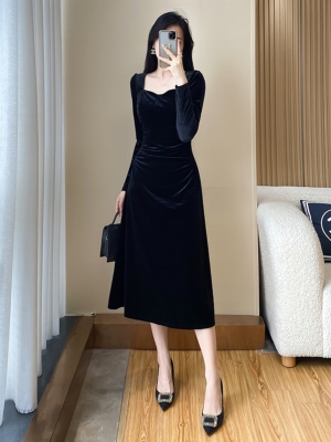 秋季新款法式复古赫本风礼服裙轻奢小众高端丝绒收腰显瘦连衣裙女