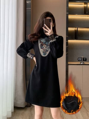 秋冬季2025新款加绒加厚新中式国风刺绣黑色连衣裙女高级感小黑裙