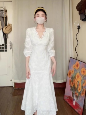 法式高级感绝美刺绣蕾丝连衣裙白色v领鱼尾长裙子女春夏2025新款